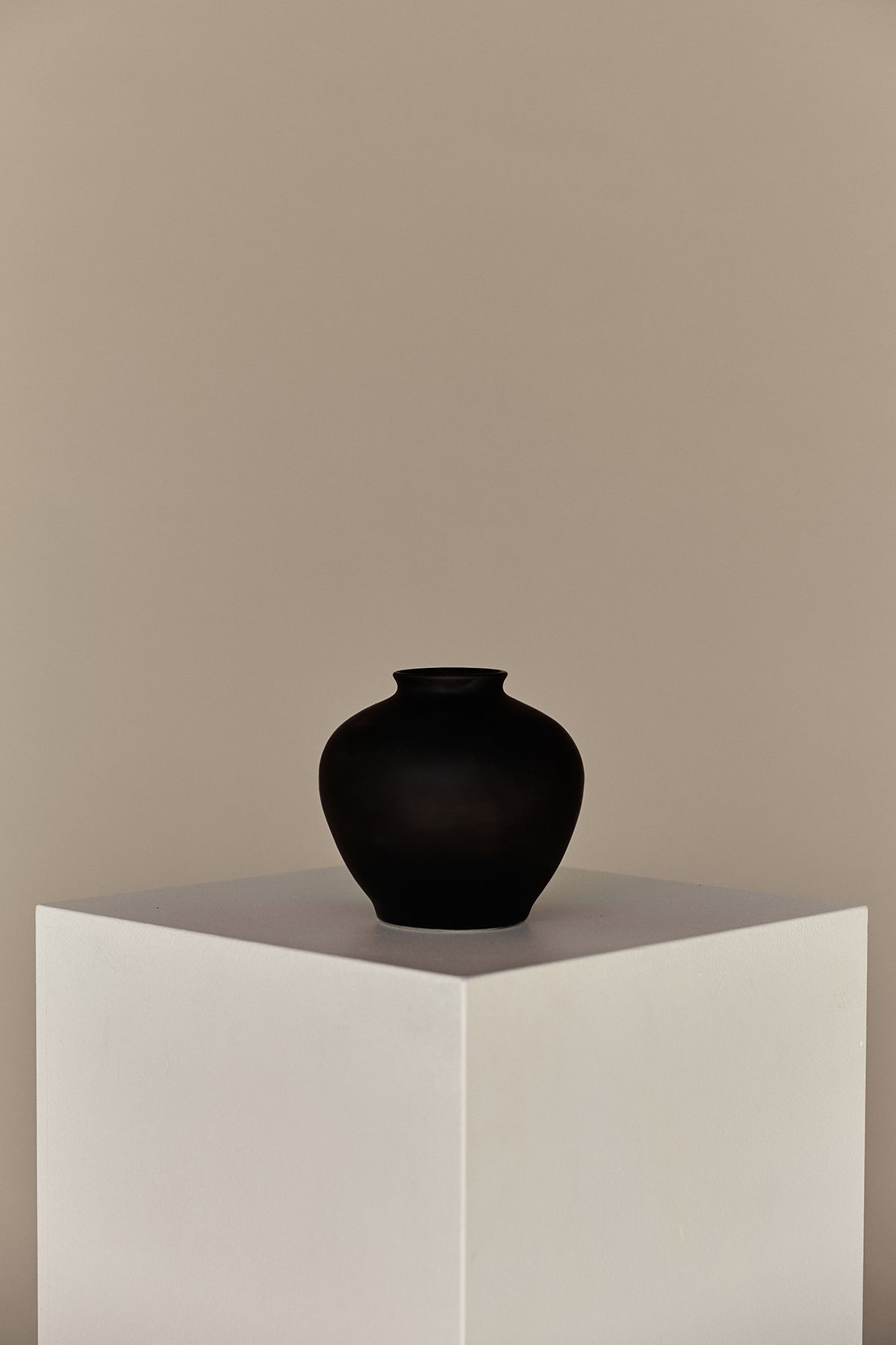 Bleecker Vase — Matte Black