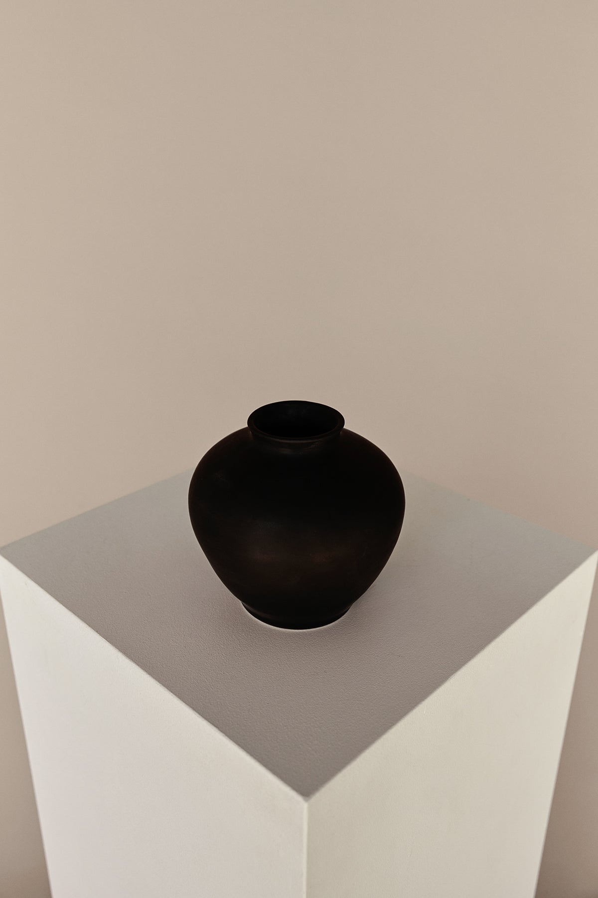 Bleecker Vase — Matte Black