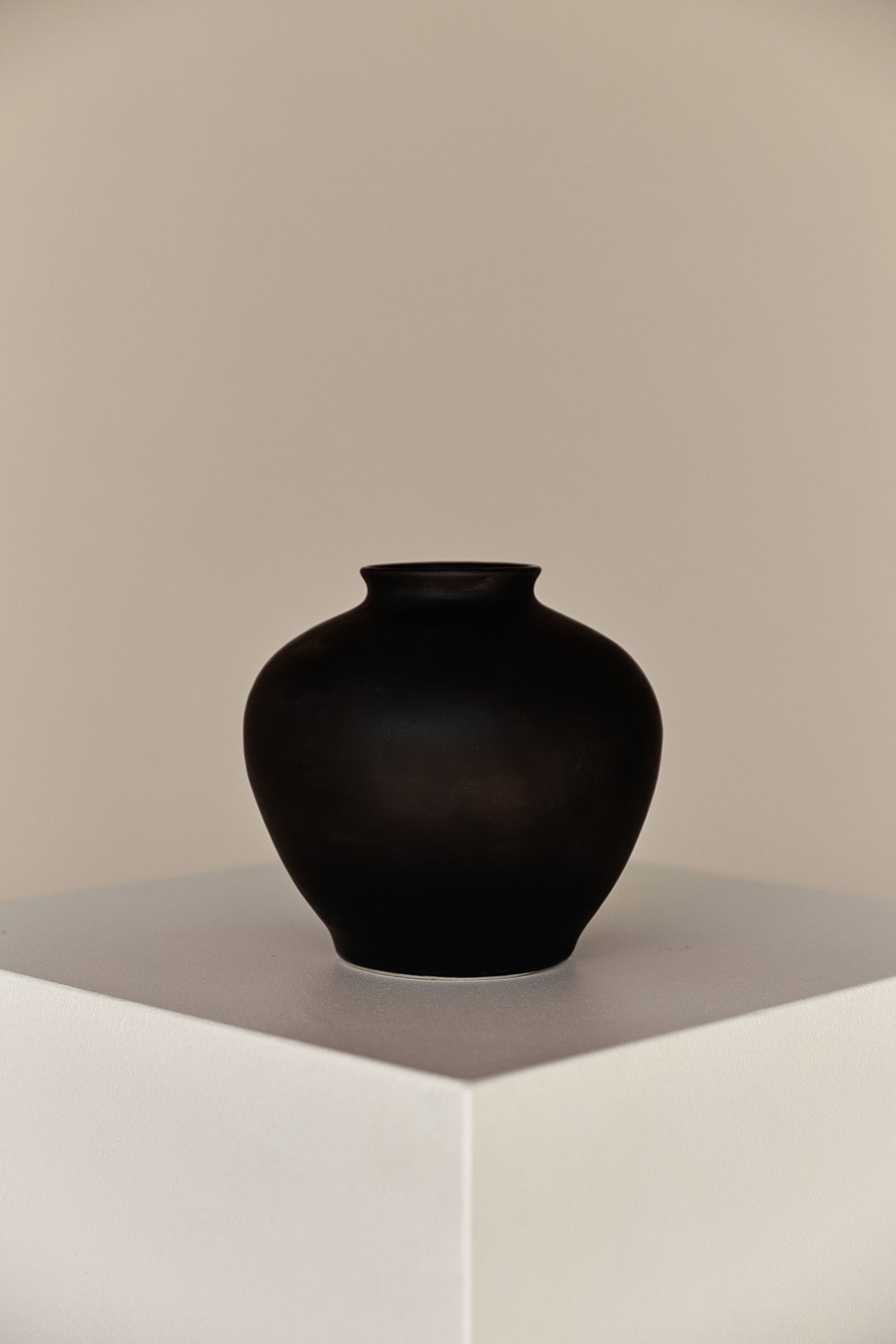Bleecker Vase — Matte Black